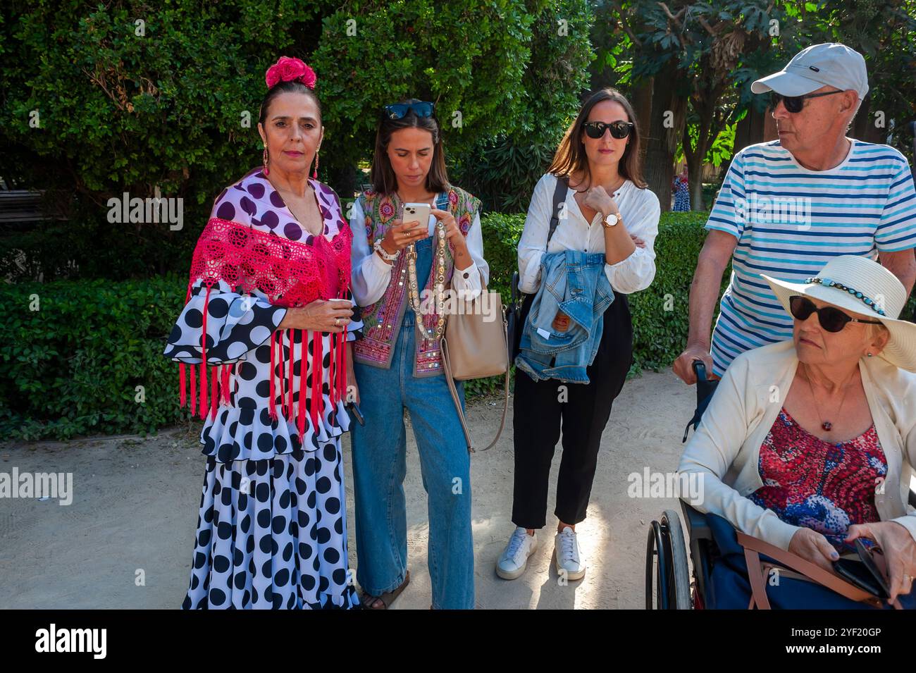 Malaga, Espagne, personnes de groupe, femmes espagnoles seniors en costumes traditionnels, à la performance locale dans le parc, dans le centre de la vieille ville, partage, touristes Malaga Banque D'Images