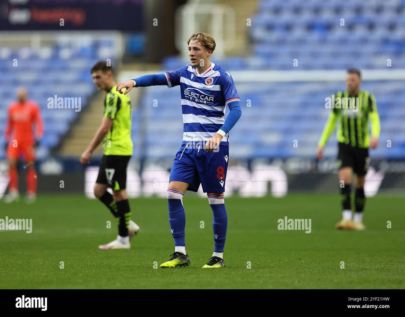 2 novembre 2024 ; Select car Leasing Stadium, Reading, Berkshire, Angleterre ; FA Cup First Round Football, Reading versus Fleetwood Town ; Charlie Savage de Reading Banque D'Images