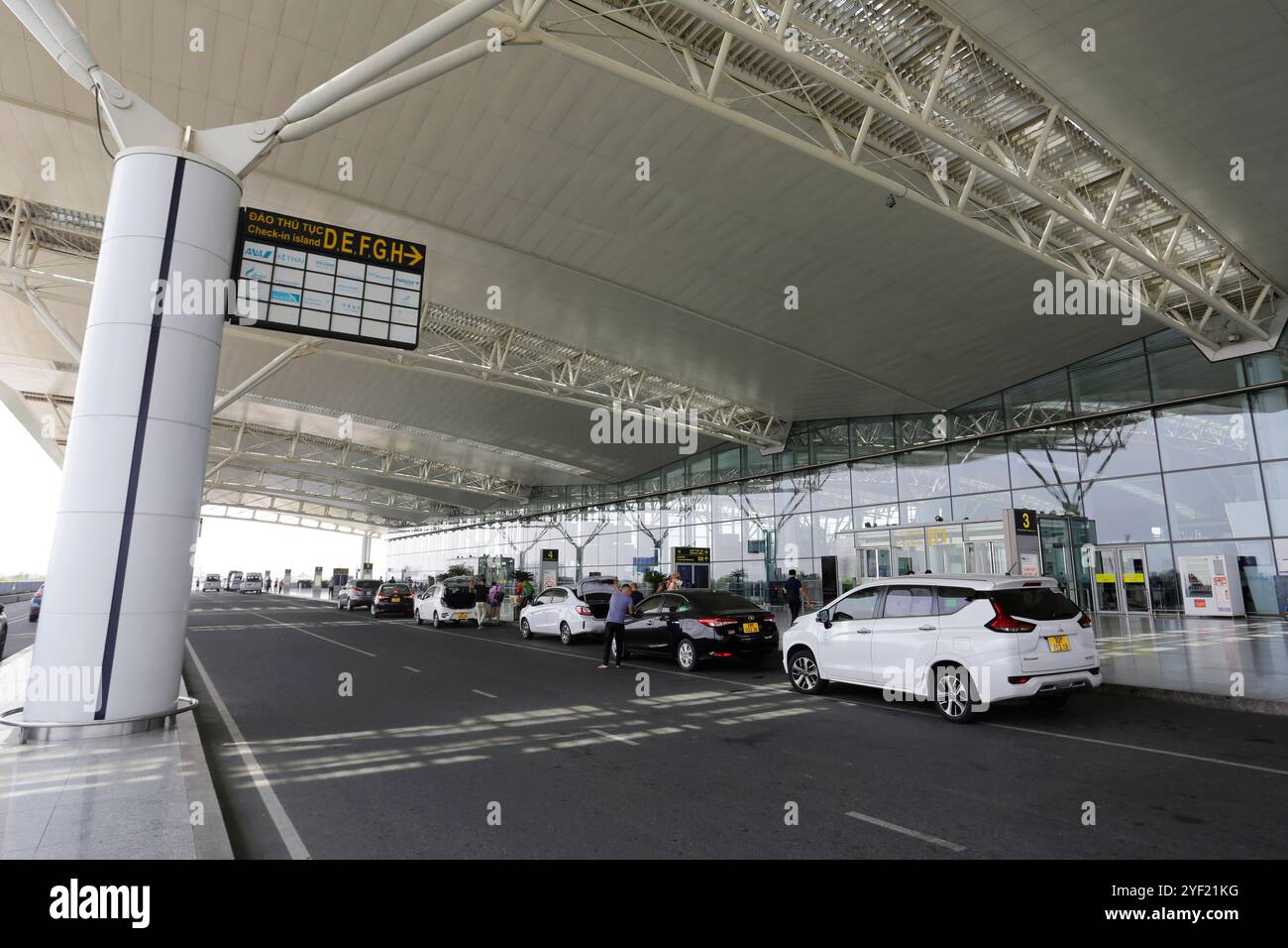 Hanoi, Vietnam - 26 juillet 2023 : vue panoramique de l'aéroport international de Noi Bai, Han, entrée du terminal de départ et d'arrivée. Banque D'Images