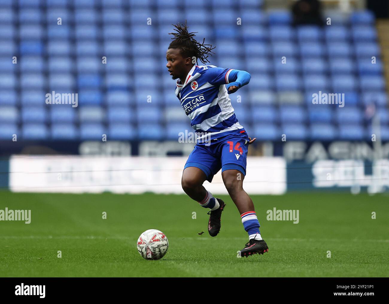 2 novembre 2024 ; Select car Leasing Stadium, Reading, Berkshire, Angleterre ; FA Cup First Round Football, Tivonge Rushesha de Reading sur le ballon Banque D'Images