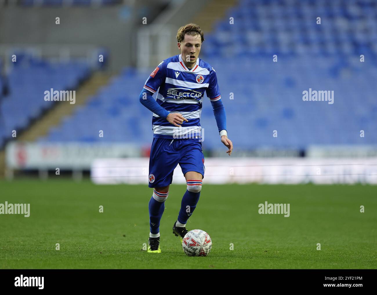 2 novembre 2024 ; Select car Leasing Stadium, Reading, Berkshire, Angleterre ; FA Cup First Round Football, Reading versus Fleetwood Town ; Charlie Savage de Reading sur le ballon Banque D'Images