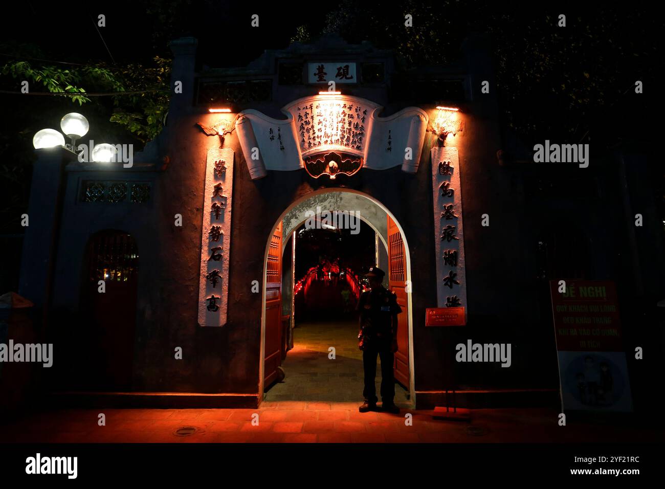 Hanoi, Vietnam - 16 juillet 2023 : la pagode emblématique de Den Ngoc son, près du lac Hoan Kiem, est vue illuminée pendant la nuit. Banque D'Images