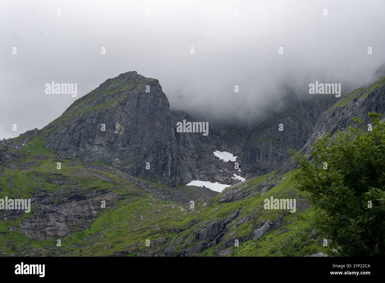 Pic de montagne couvert de nuages sur l'île des Lofoten, Norvège Banque D'Images
