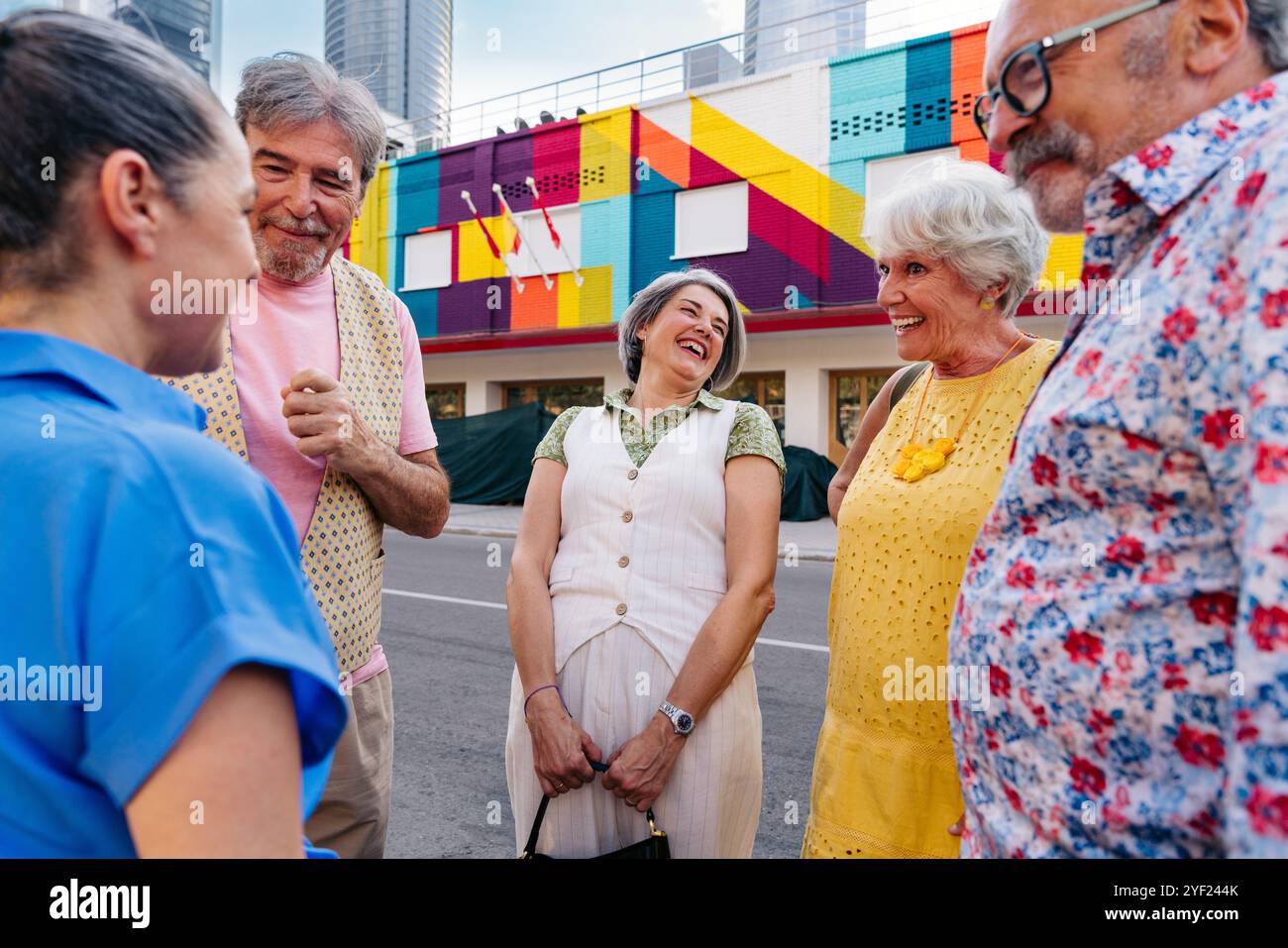 Groupe d'amis seniors se réunissant à l'extérieur dans la ville et s'amusant - vieilles personnes joyeuses se liant ensemble, concepts sur les personnes âgées, qualité de vie et Banque D'Images