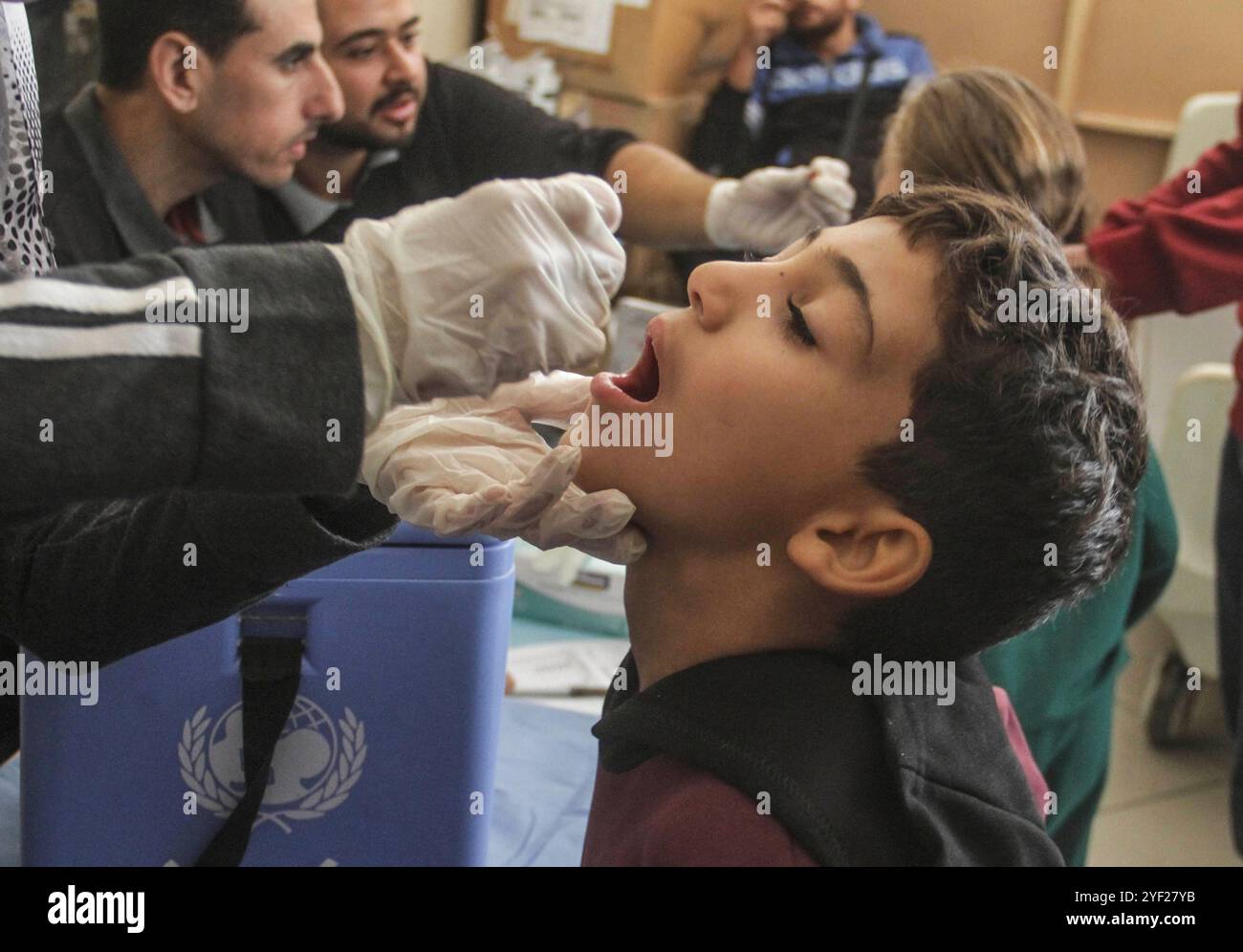 Actualités du moyen-Orient. Guerre Gaza des enfants palestiniens sont vaccinés contre la polio lors de la deuxième série d’une campagne de vaccination, dans le cadre du conflit Israël-Hamas, dans la ville de Gaza, le 2 novembre 2024. Bande de Gaza Palestine Copyright : xMahmoudxIssax IMG 0186 Banque D'Images