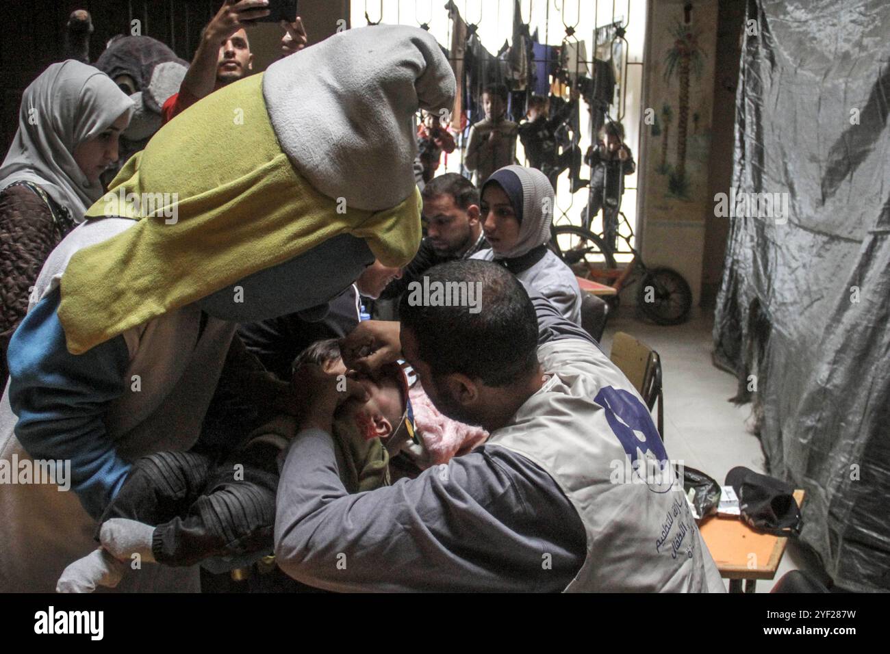 Actualités du moyen-Orient. Guerre Gaza des enfants palestiniens sont vaccinés contre la polio lors de la deuxième série d’une campagne de vaccination, dans le cadre du conflit Israël-Hamas, dans la ville de Gaza, le 2 novembre 2024. Bande de Gaza Palestine Copyright : xMahmoudxIssax IMG 0417 Banque D'Images