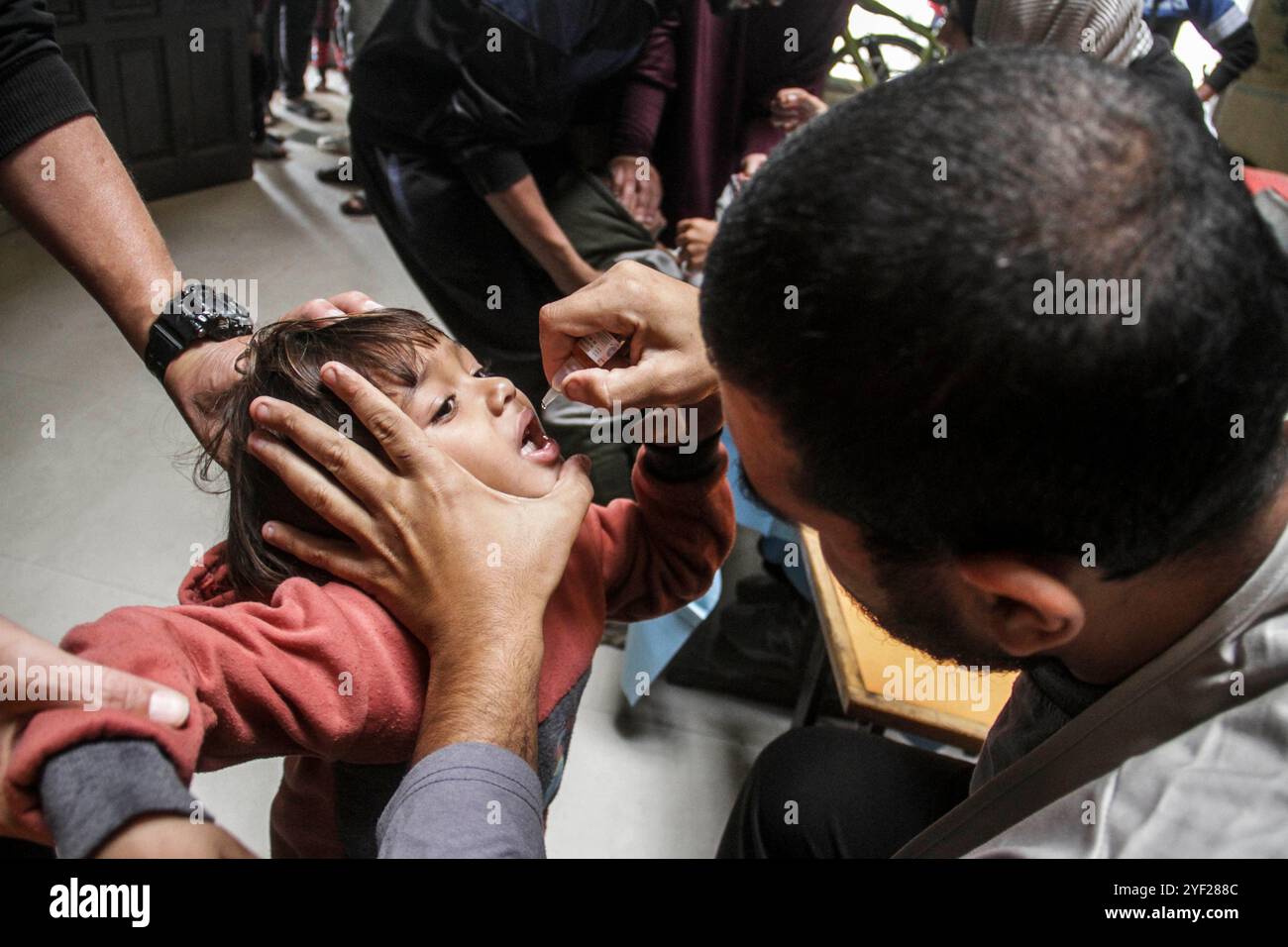 Gaza, Palestine. 2 novembre 2024, Gaza City, la bande de Gaza, Palestine : des enfants palestiniens sont vaccinés contre la polio lors de la deuxième série d'une campagne de vaccination, dans le cadre du conflit Israël-Hamas, dans la ville de Gaza, le 2 novembre 2024. (Crédit image : © Mahmoud Issa/Quds Net News via ZUMA Press Wire) USAGE ÉDITORIAL SEULEMENT! Non destiné à UN USAGE commercial ! Crédit : ZUMA Press, Inc/Alamy Live News Banque D'Images