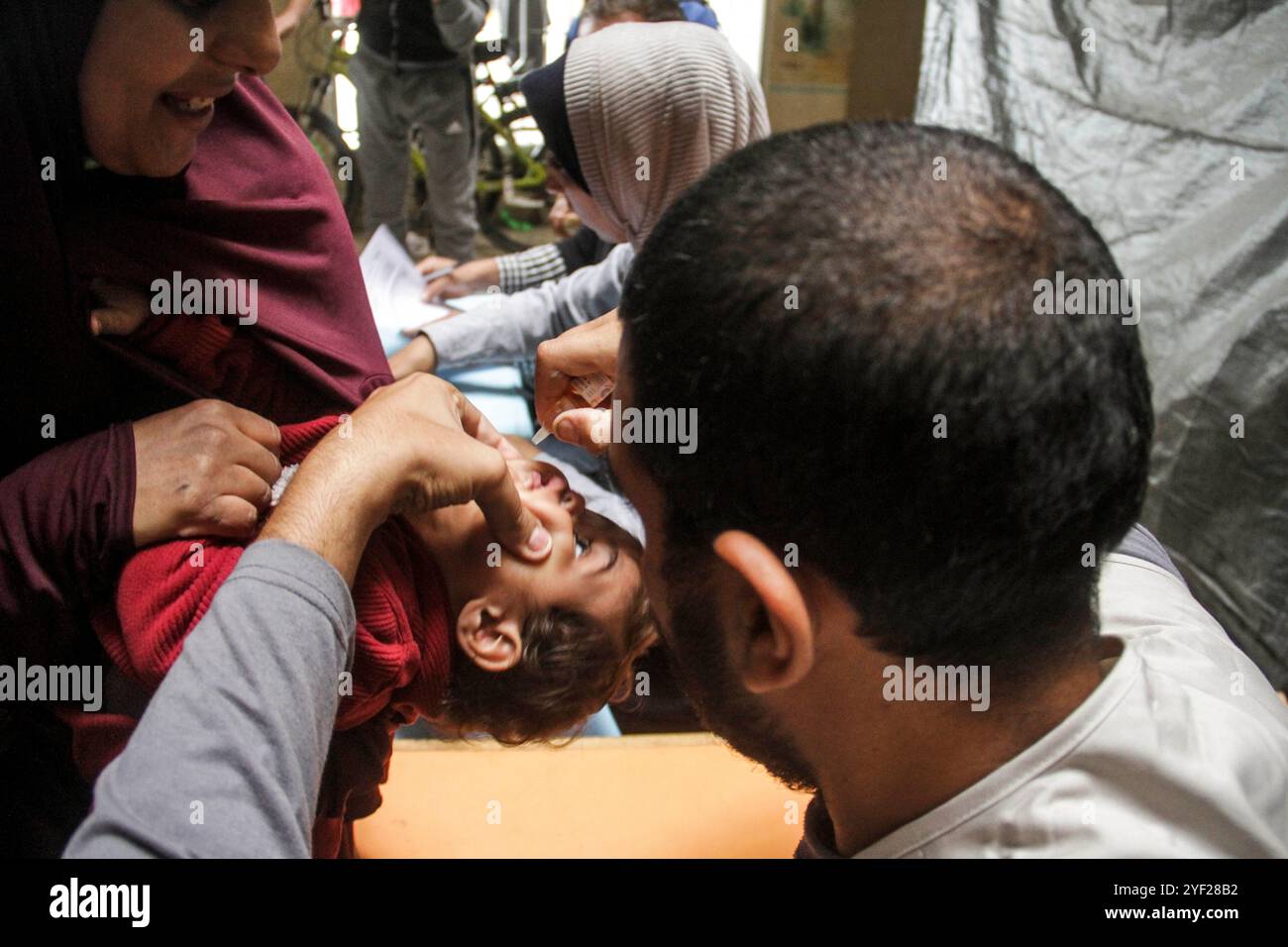 Gaza, Palestine. 2 novembre 2024, Gaza City, la bande de Gaza, Palestine : des enfants palestiniens sont vaccinés contre la polio lors de la deuxième série d'une campagne de vaccination, dans le cadre du conflit Israël-Hamas, dans la ville de Gaza, le 2 novembre 2024. (Crédit image : © Mahmoud Issa/Quds Net News via ZUMA Press Wire) USAGE ÉDITORIAL SEULEMENT! Non destiné à UN USAGE commercial ! Crédit : ZUMA Press, Inc/Alamy Live News Banque D'Images