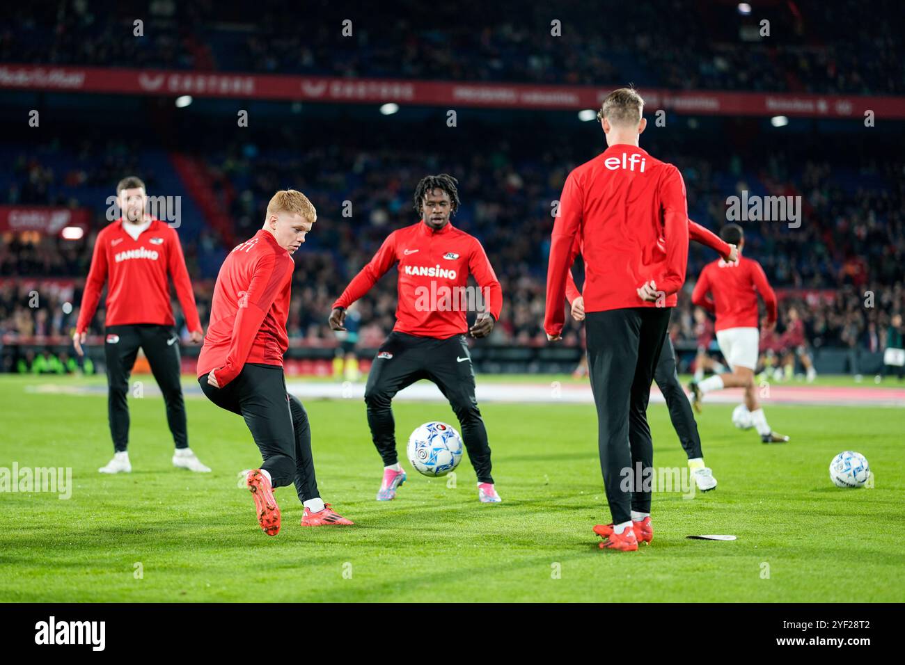 Rotterdam, pays-Bas. 02 novembre 2024. ROTTERDAM, PAYS-BAS - 2 NOVEMBRE : les joueurs de l'AZ se réchauffent lors du match Néerlandais Eredivisie entre Feyenoord et AZ au Stadion Feijenoord le 2 novembre 2024 à Rotterdam, pays-Bas. (Photo de Ed van de Pol/Orange Pictures) crédit : Orange pics BV/Alamy Live News Banque D'Images