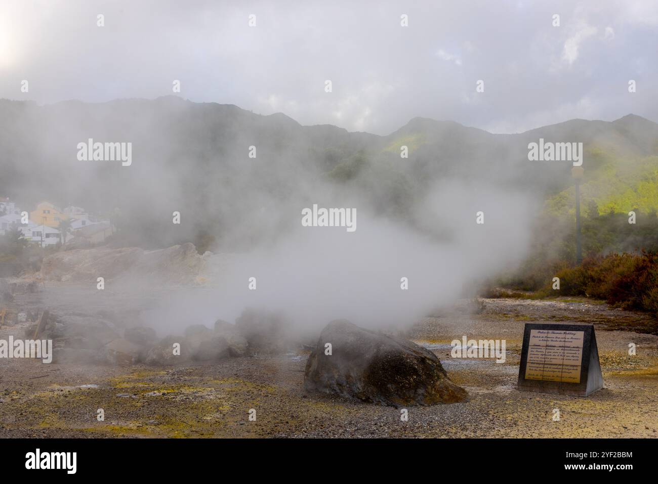 Au cœur du village de Furnas, un chaudron d’activité géothermique fait remonter à la surface, avec des bassins de boue fumante et des bouches siffantes libérant un sulfu Banque D'Images