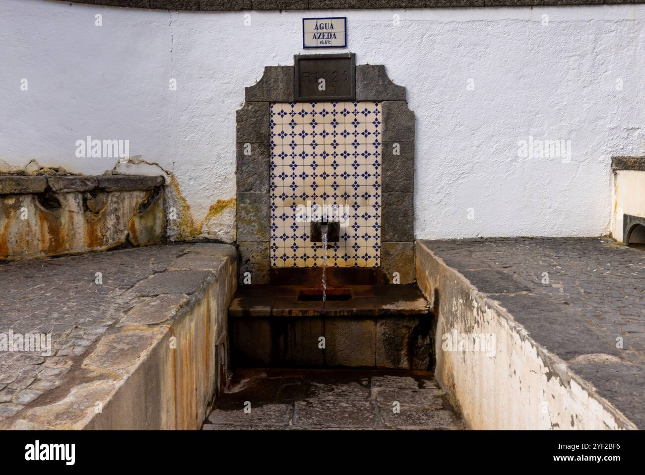 Au cœur du village de Furnas, un chaudron d’activité géothermique fait remonter à la surface, avec des bassins de boue fumante et des bouches siffantes libérant un sulfu Banque D'Images