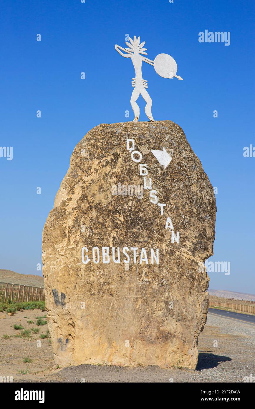 Panneau routier à l'entrée de la réserve historique et culturelle d'État de Gobustan à Gobustan, Azerbaïdjan Banque D'Images