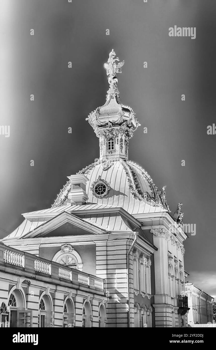 PETERHOF, RUSSIE - AOÛT 28 : vue sur le palais et les jardins de Peterhof, Russie, le 28 août 2016. Le complexe Peterhof Palace and Gardens est reconnz Banque D'Images