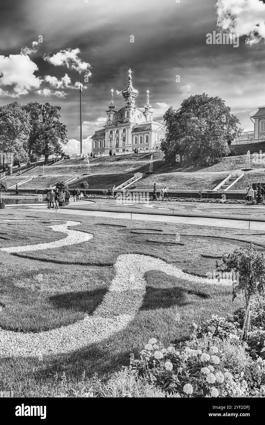 PETERHOF, RUSSIE - AOÛT 28 : vue de l'église du Grand Palais à Peterhof, Russie, le 28 août 2016. Le complexe Peterhof Palace and Gardens est situé à R. Banque D'Images