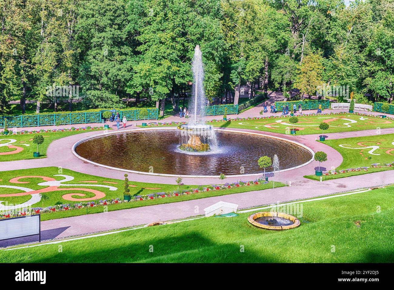 PETERHOF, RUSSIE - AOÛT 28 : vue sur le palais et les jardins de Peterhof, Russie, le 28 août 2016. Le complexe Peterhof Palace and Gardens est reconnz Banque D'Images