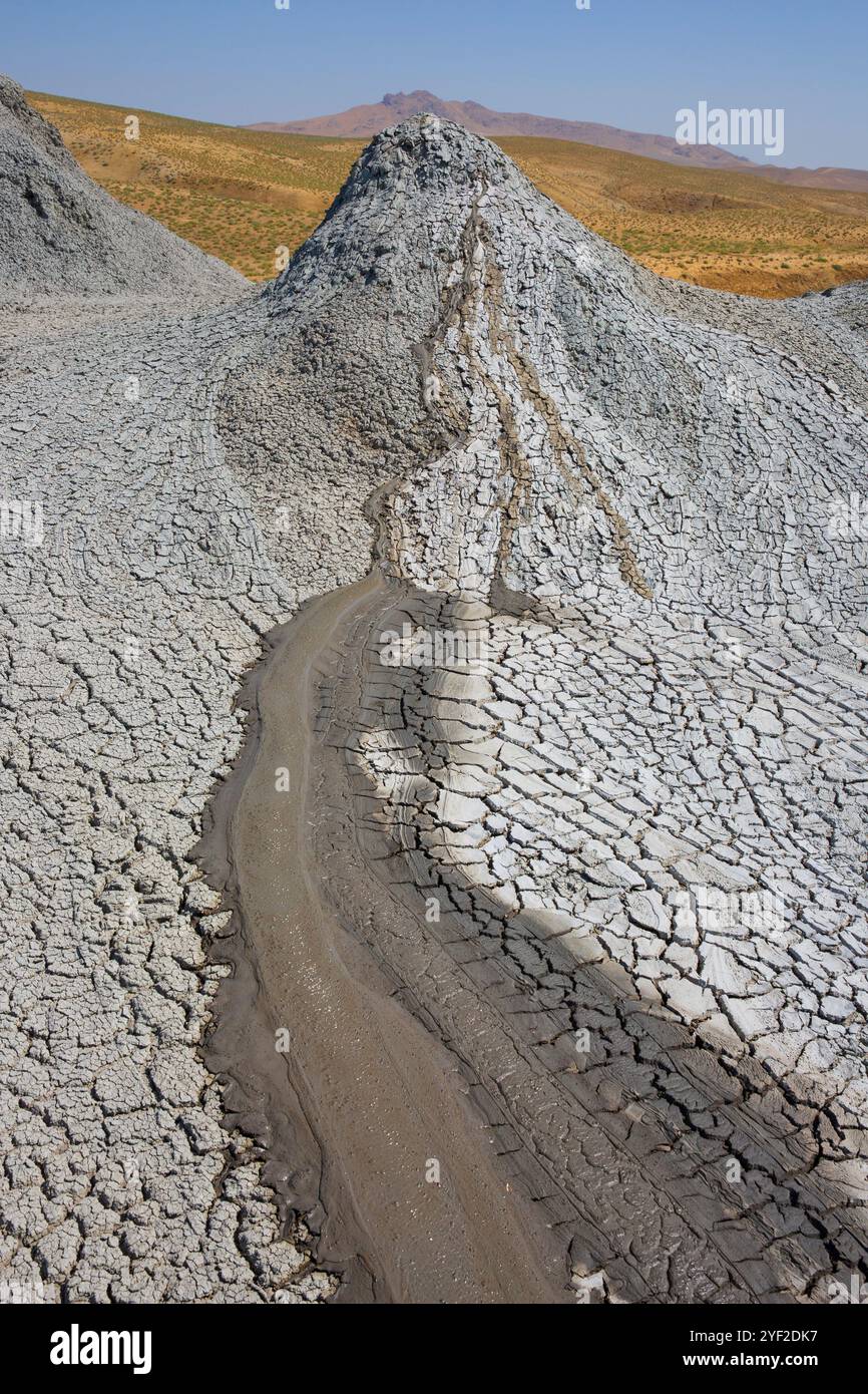 Un volcan de boue dans la réserve historique et culturelle de l'État de Gobustan à environ 40 miles (64 km) au sud-ouest de Bakou, Azerbaïdjan Banque D'Images