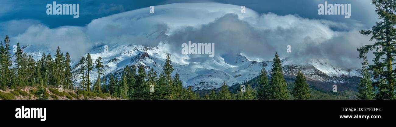 Mont Shasta, sous nuage lenticulaire, forêt nationale de Shasta-Trinity, Californie Banque D'Images