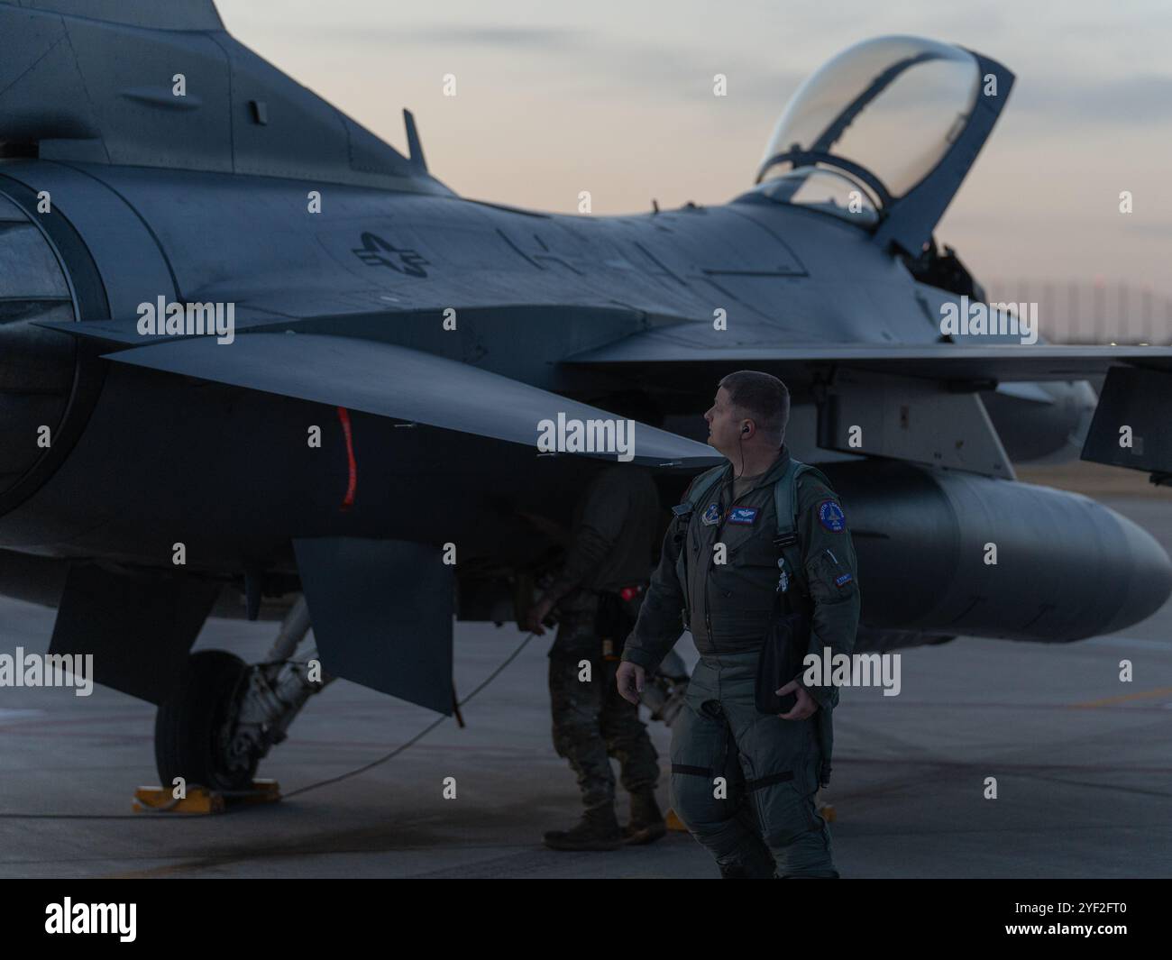 Le Major Brian Leber, un pilote du 175th Fighter Squadron, effectue des inspections pré-vol sur un F-16 Fighting Falcon pendant les opérations de vol de soirée à Joe Foss Field, Dakota du Sud Oct. 23, 2024. Le personnel des opérations, de la maintenance et des pilotes doit effectuer des opérations de soirée afin de satisfaire aux exigences de l'US Air Force pour maintenir leur état de préparation à la mission. (Photo de la U.S. Air National Guard par Airman 1st Class Kyle Pierre) Banque D'Images