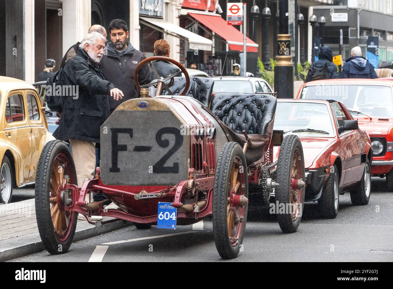 Fiat 130HP 1904 exposée au spectacle automobile St James 2024 à Pall Mall London UK Banque D'Images Fiat 130HP 1904 exposée au spectacle automobile St James 2024 à Pall Mall London UK Banque D'Images