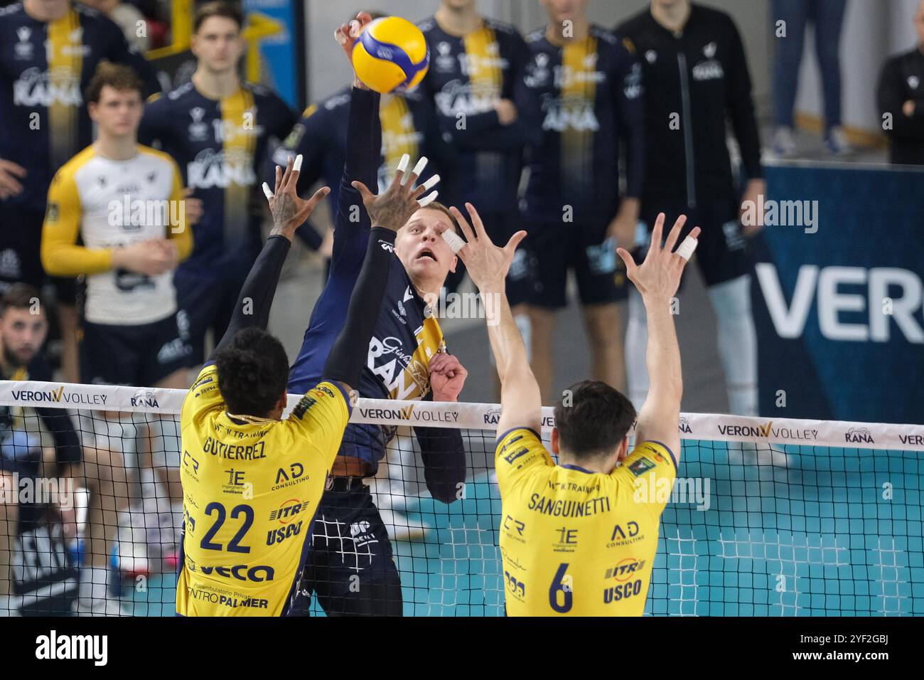 Attaque de Donovan Dzavoronok de Rana Verona lors du match entre Rana Verona et Valsa Group Modena, saison régulière du Championnat d'Italie de volleyball SuperLega 2024/2025, au Pala AGSM-AIM à Vérone, Italie le 2 novembre 2024. Banque D'Images