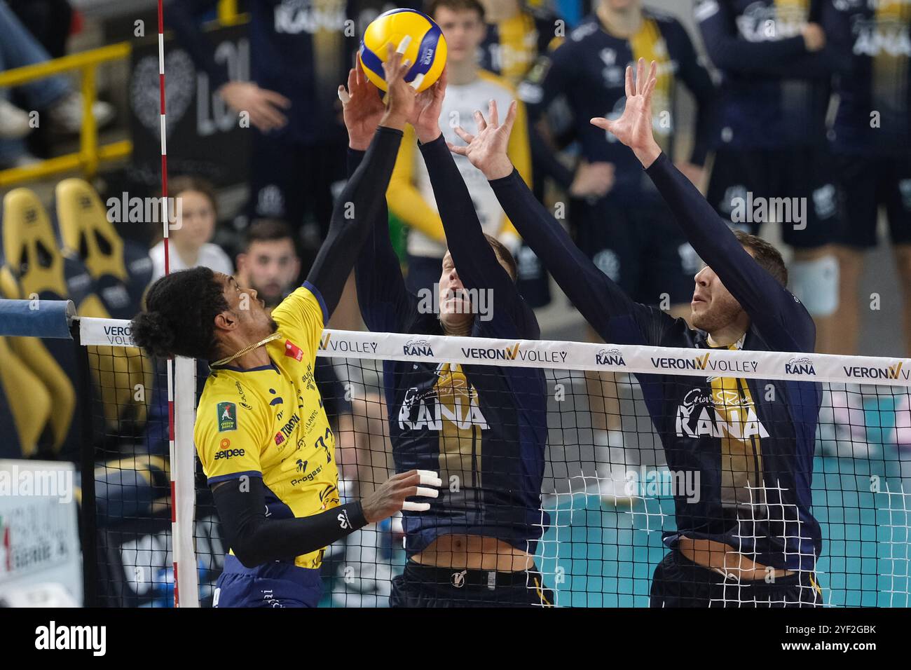 Bloc de Donovan Dzavoronok de Rana Verona lors du match entre Rana Verona et Valsa Group Modena, saison régulière du Championnat d'Italie de volleyball SuperLega 2024/2025, au Pala AGSM-AIM à Vérone, Italie le 2 novembre 2024. Banque D'Images