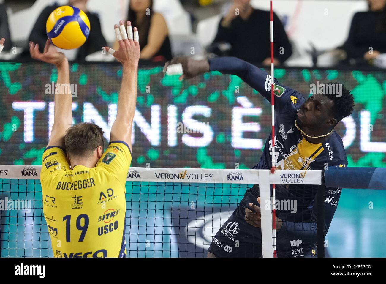 Attaque de Noumory Keita de Rana Verona lors du match entre Rana Verona et Valsa Group Modena, saison régulière du Championnat d'Italie de volleyball SuperLega 2024/2025, au Pala AGSM-AIM à Vérone, Italie le 2 novembre 2024. Banque D'Images