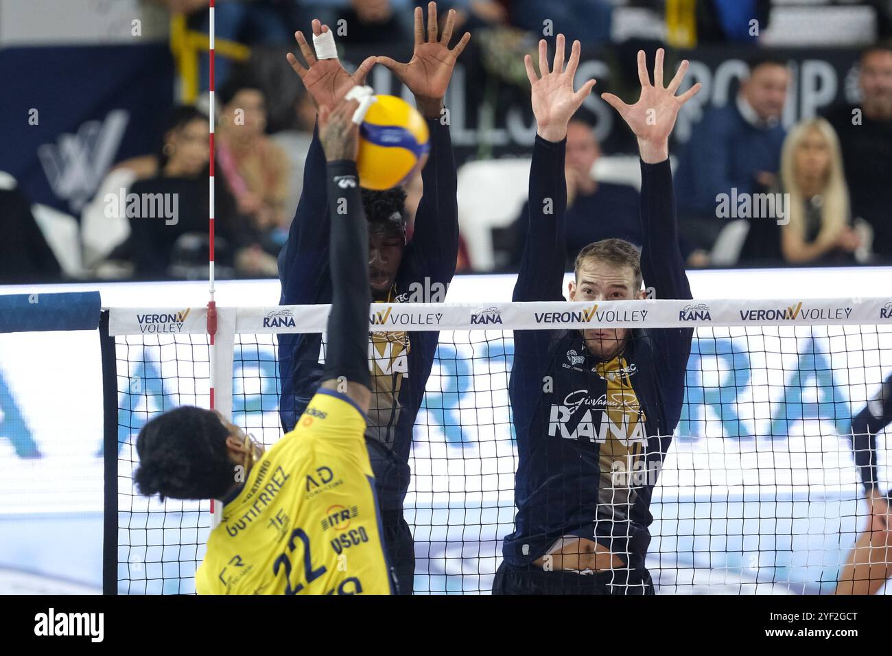 Bloc de Noumory Keita de Rana Verona lors du match entre Rana Verona et Valsa Group Modena, saison régulière du Championnat d'Italie de volleyball SuperLega 2024/2025, au Pala AGSM-AIM à Vérone, Italie le 2 novembre 2024. Banque D'Images