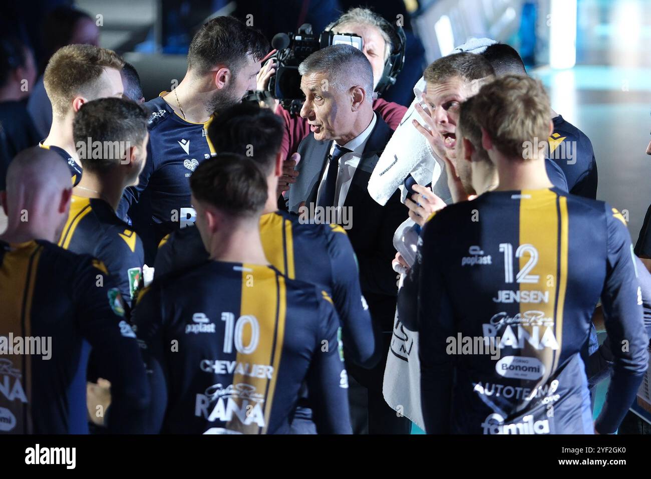 Radostin Stoytchev entraîneur-chef de Rana Verona lors d'un time-out du match entre Rana Verona et Valsa Group Modena, saison régulière du Championnat d'Italie de volleyball SuperLega 2024/2025, au Pala AGSM-AIM à Vérone, Italie, le 2 novembre 2024. Banque D'Images