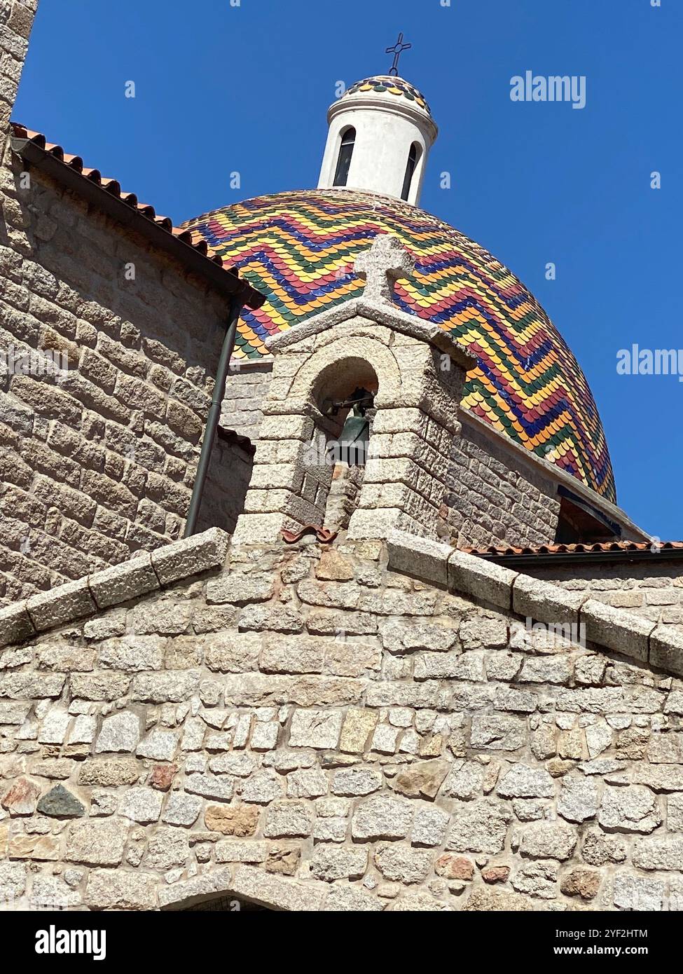 Dôme coloré de l'église européenne traditionnelle contre le ciel bleu - Image de stock capturée avec un smartphone