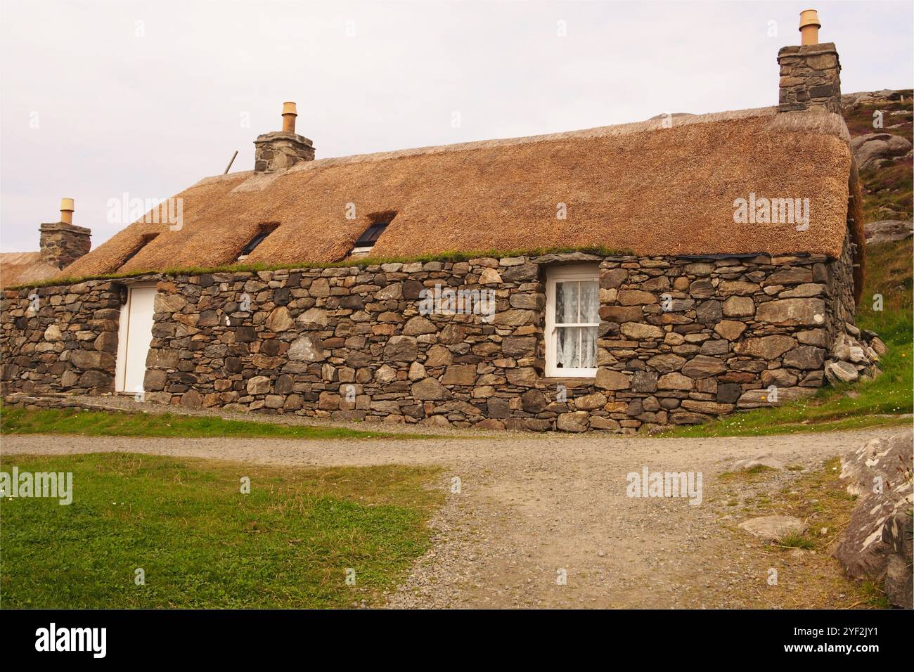 Le village de maison noire à Gearrannan sur l'île de Lewis, en Écosse. UK montrant les murs en pierre solide et les toits de chaume des habitations Banque D'Images