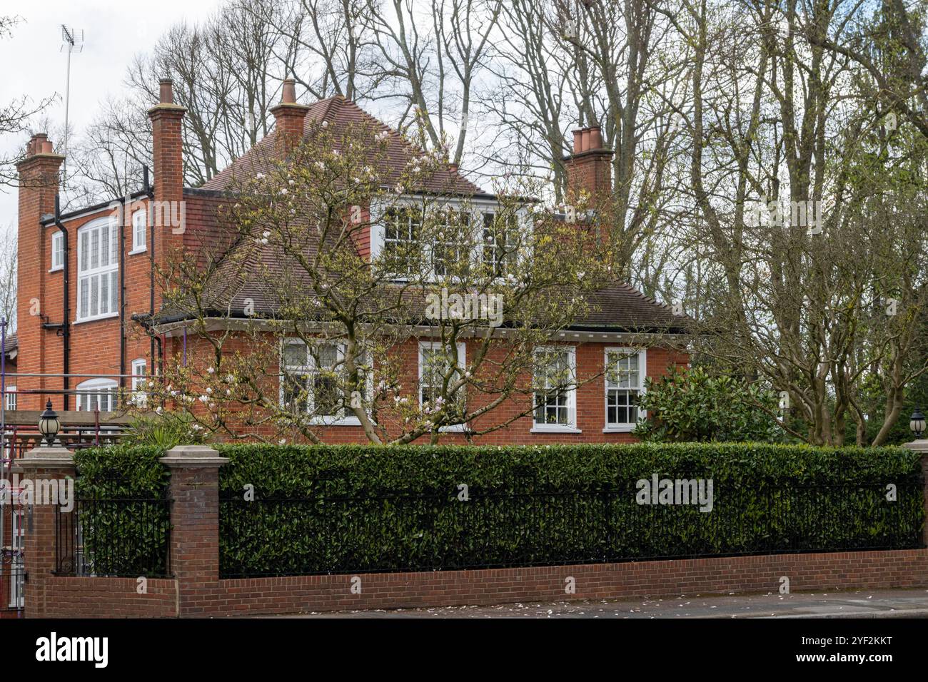 Marcher dans les rues du nord de Londres, maisons en briques rouges et jardins fleuris au printemps, la vie urbaine, les quartiers riches de Londres, Royaume-Uni en mars Banque D'Images