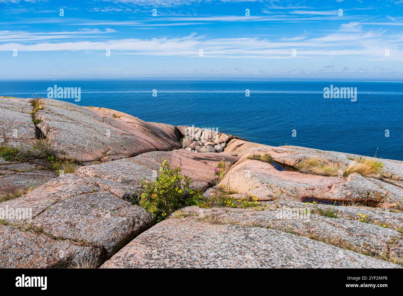 Côte de granit rocheux et pot de glacier sur la Blue Maiden (Bla Jungfrun), une île et un parc national dans le nord de Kalmar Sound, Suède. Banque D'Images