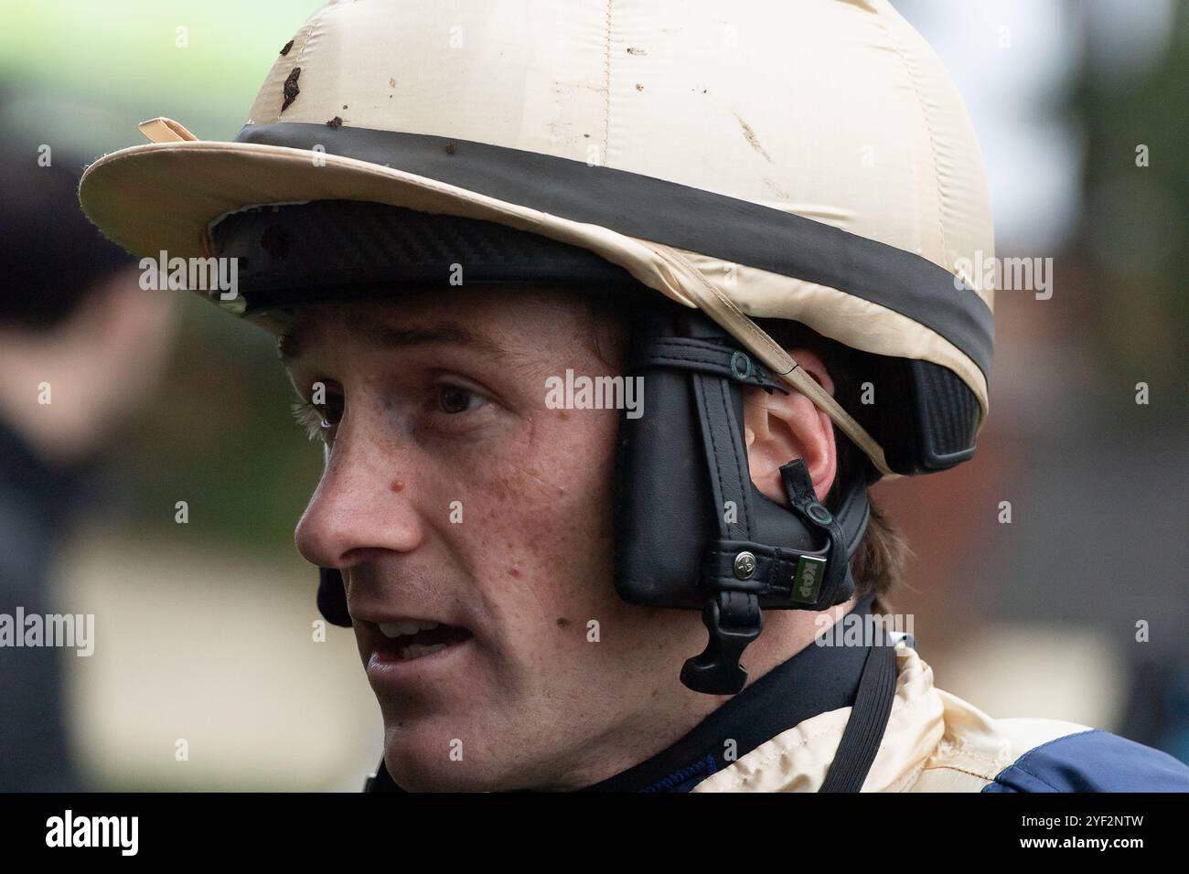 Le jockey Sam Twiston-Davies qui a monté CLAP OF THUNDER pour gagner la GL Events novices’ Hurdle Race (classe 3) (course GBB) au Fireworks Spectacular Family Raceday à Ascot Racecourse, Berkshire. Propriétaire Dash Grange Stud, entraîneur Nigel Twiston-Davies, Cheltenham, éleveur Coolmara stables Ltd Crédit : Maureen McLean/Alamy Live News Banque D'Images