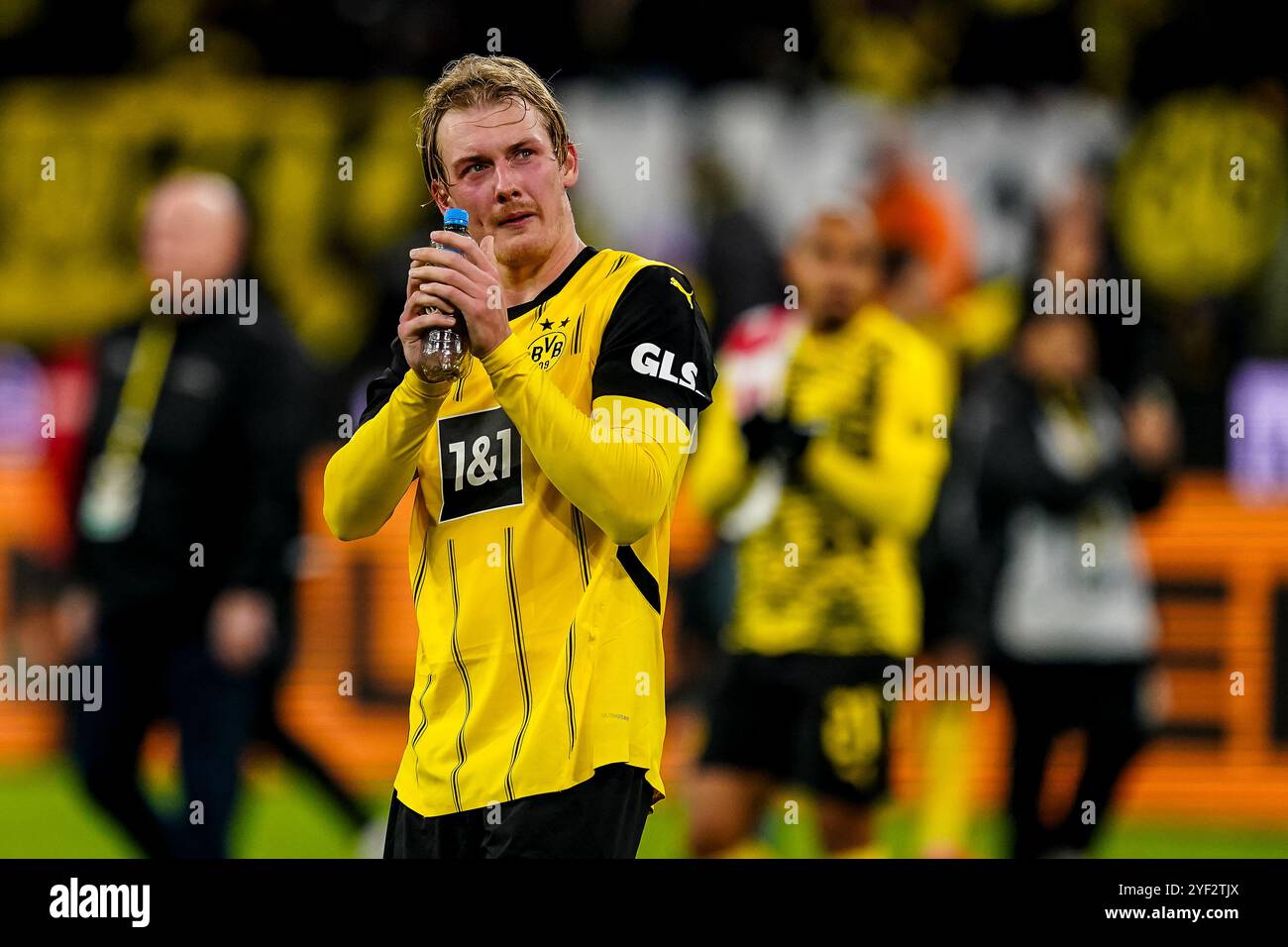 Dortmund, Allemagne. 02 novembre 2024. DORTMUND, ALLEMAGNE - 2 NOVEMBRE : Julian Brandt du Borussia Dortmund applaudit lors du match de Bundesliga entre le Borussia Dortmund et le RB Leipzig au signal Iduna Park le 2 novembre 2024 à Dortmund, Allemagne. (Photo de René Nijhuis/MB Media) crédit : MB Media solutions/Alamy Live News Banque D'Images