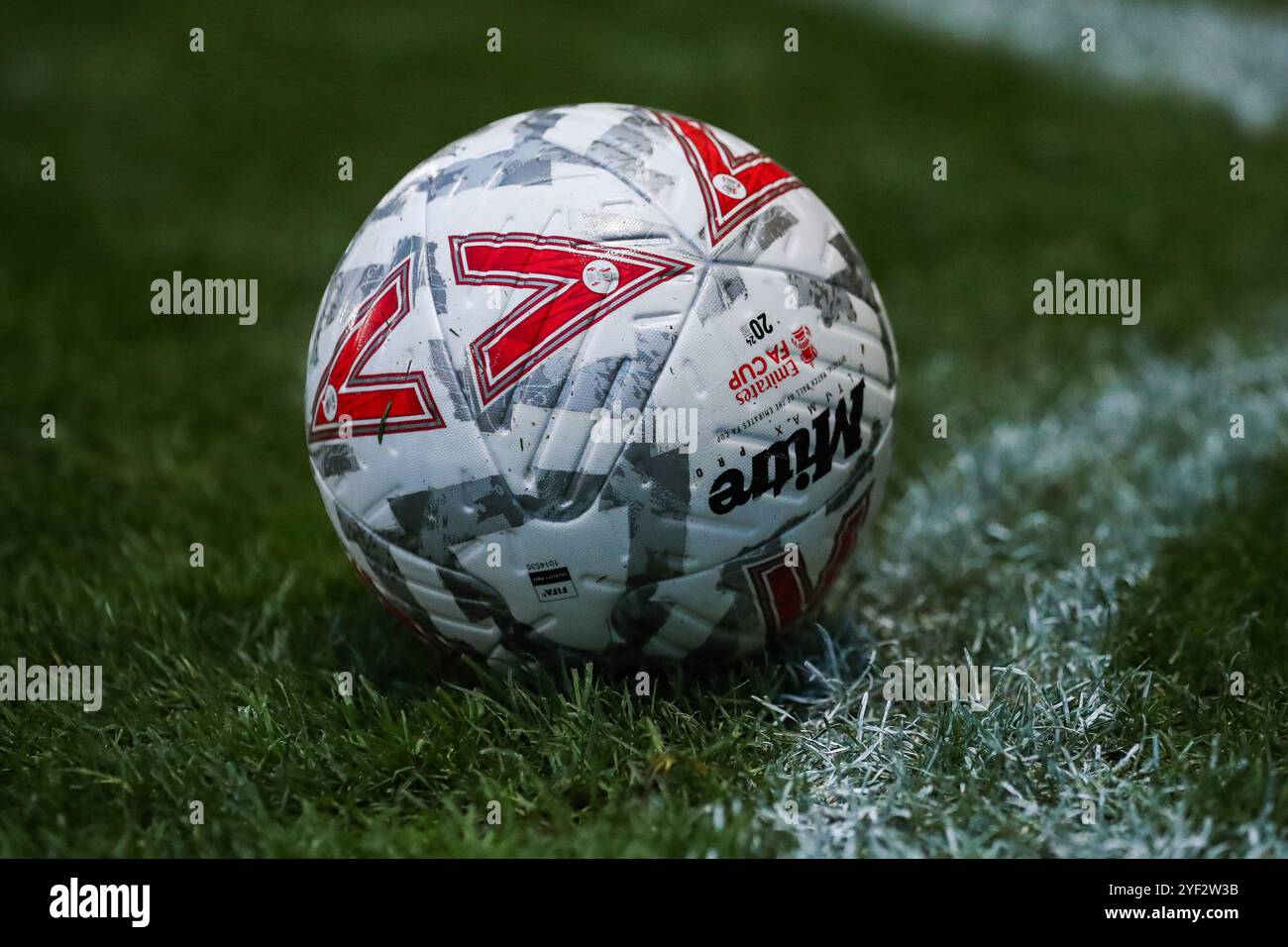 Gillingham, Royaume-Uni. 02 novembre 2024. Une vue détaillée du ballon du match du premier tour de la Coupe de FA Emirates Gillingham vs Blackpool au MEMS Priestfield Stadium, Gillingham, Royaume-Uni, le 2 novembre 2024 (photo par Izzy Poles/News images) à Gillingham, Royaume-Uni le 11/2/2024. (Photo par Izzy Poles/News images/SIPA USA) crédit : SIPA USA/Alamy Live News Banque D'Images