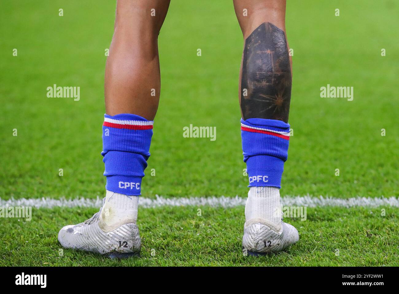 Le tatouage de jambe de Daniel Muñoz de Crystal Palace lors du match de premier League Wolverhampton Wanderers vs Crystal Palace à Molineux, Wolverhampton, Royaume-Uni, 2 novembre 2024 (photo de Gareth Evans/News images) Banque D'Images