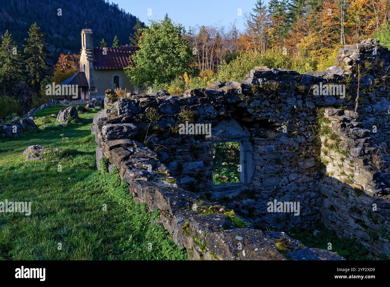 Villard-de-Lans, 29 octobre 2024 : ruines de Valchevrière. Le village utilisé comme camp pour les maquisards a été incendié par les nazis en 1944. Seule une chapelle survit Banque D'Images