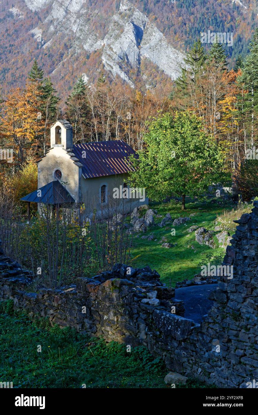 Villard-de-Lans, 29 octobre 2024 : ruines de Valchevrière. Le village utilisé comme camp pour les maquisards a été incendié par les nazis en 1944. Seule une chapelle survit Banque D'Images