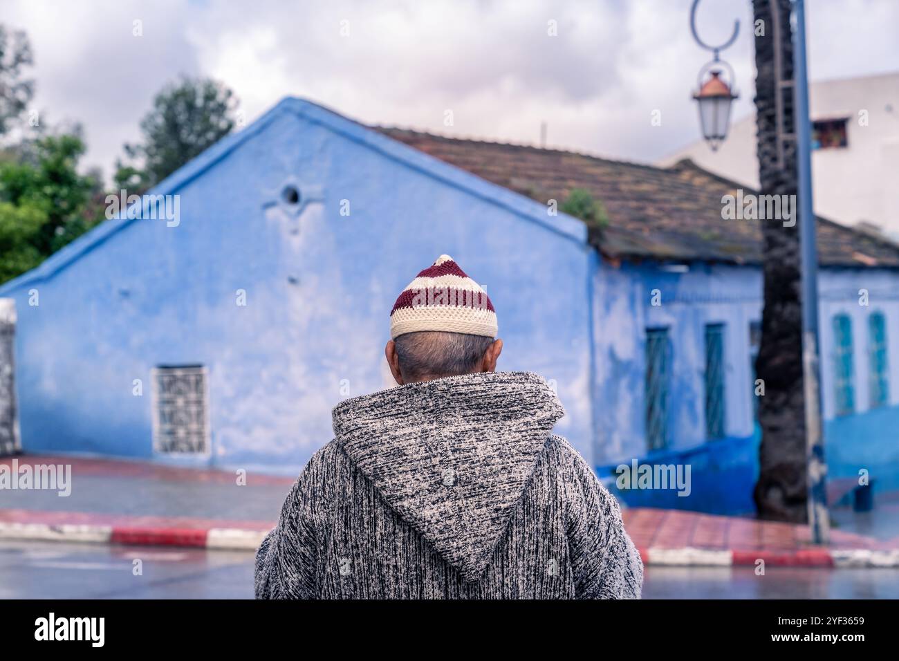 Tanger, Maroc -26 mars 2024:marcher dans les rues de Chefchaouen la ville bleue pendant la journée nuageuse Banque D'Images