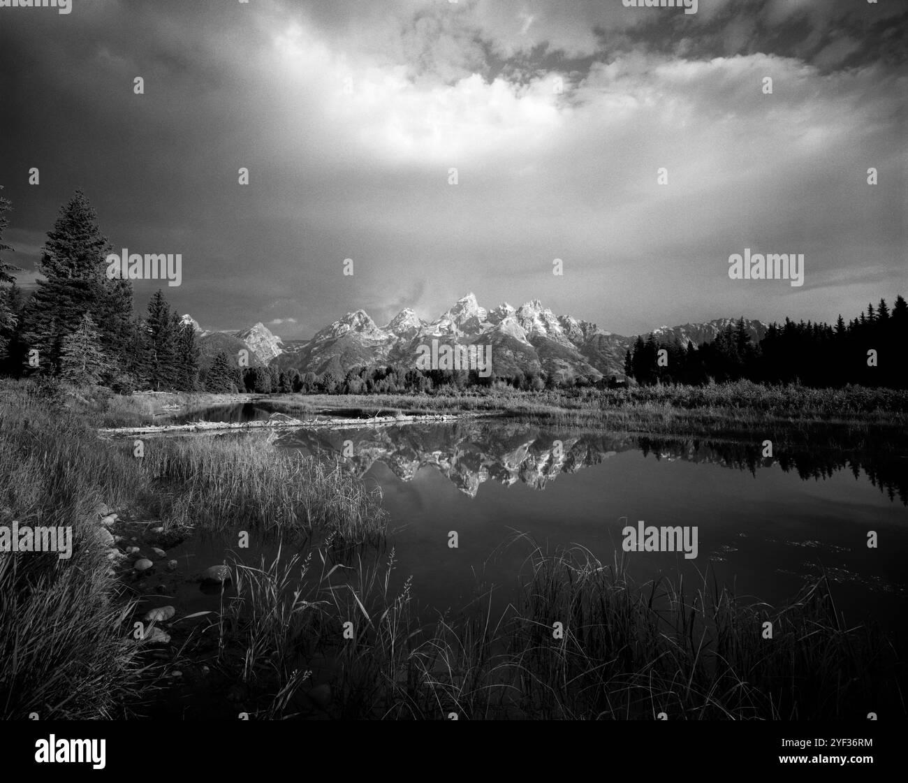 BW02277-17....WYOMING - chaîne de Teton et la rivière Snake, parc national de Grand Teton. K. B. Canham 4x5 avec film Ilford HP5 plus. Banque D'Images