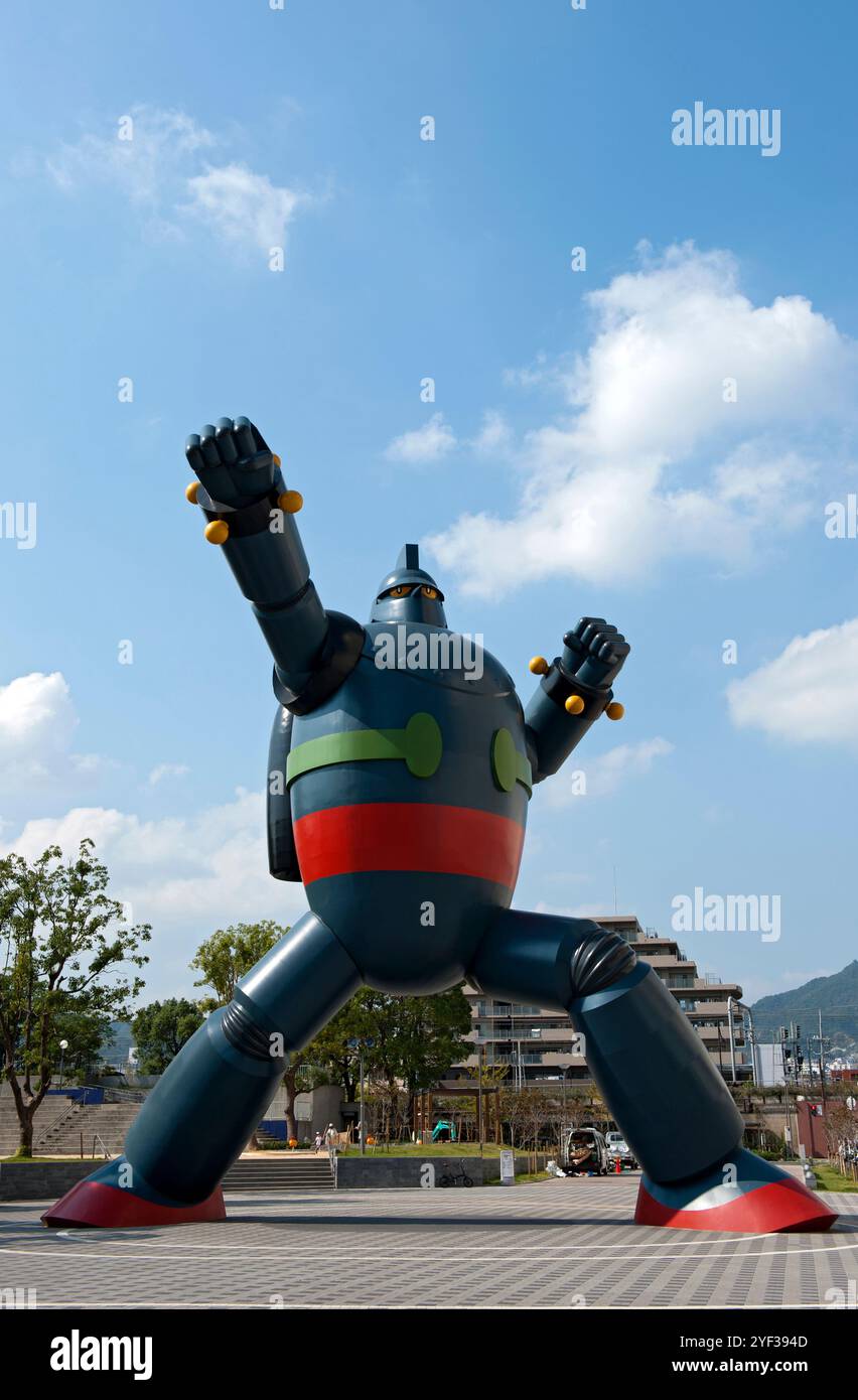 Une statue de robot géante Tetsujin 28, ou Iron Man 28, créée par Yokoyama Mitsuteru en 1956, se dresse sur une place à Shin Nagata, dans la ville de Kobe, au Japon. Banque D'Images