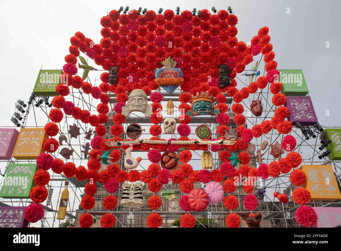 Mexico, Mexique. 2 Nov 2024. Mega ofrenda de Dia de Muertos qui orne la place principale de Mexico, qui est visitée par des centaines de touristes lors de ces festivités. Crédit : Luis E Salgado/Alamy Live News Banque D'Images