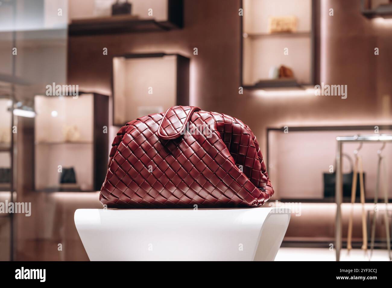 Bologne, Italie - 6 octobre 2024 : sac Bottega Veneta fabriqué selon la célèbre technique intrecciato dans une vitrine de boutique Banque D'Images
