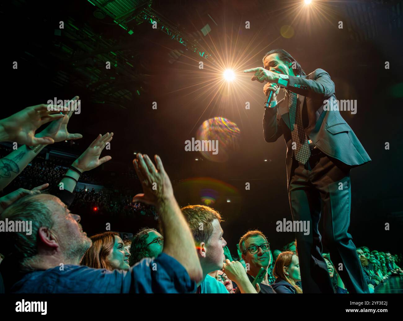 Leeds, Royaume-Uni. 2 novembre 2024. Le musicien et compositeur australien Nick Cave joue le premier concert britannique de la nouvelle tournée à Leeds First Direct Arena avec son groupe The Bad Seeds. Crédit : ernesto rogata/Alamy Live News Banque D'Images Leeds, Royaume-Uni. 2 novembre 2024. Le musicien et compositeur australien Nick Cave joue le premier concert britannique de la nouvelle tournée à Leeds First Direct Arena avec son groupe The Bad Seeds. Crédit : ernesto rogata/Alamy Live News Banque D'Images