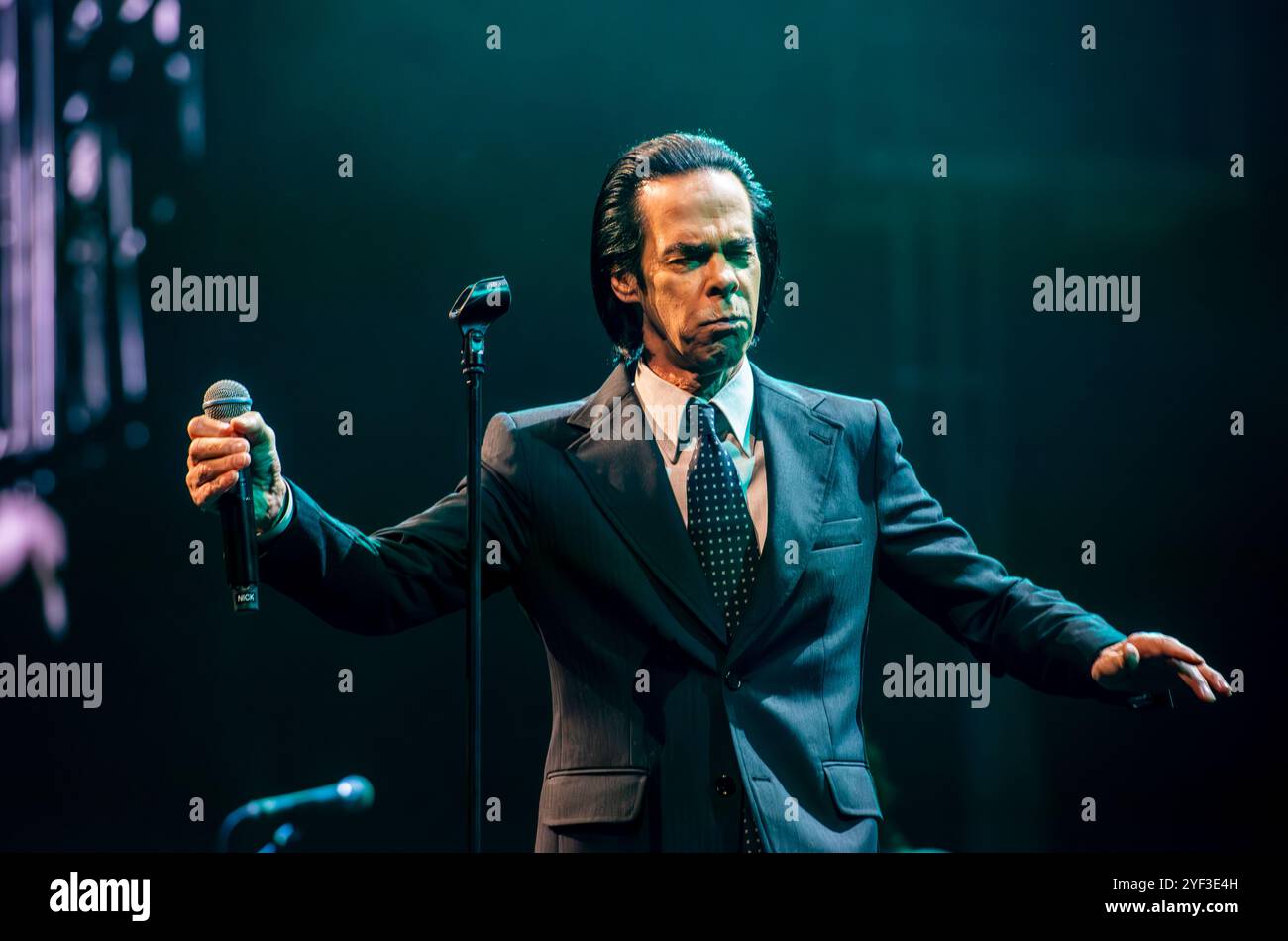 Leeds, Royaume-Uni. 2 novembre 2024. Le musicien et compositeur australien Nick Cave joue le premier concert britannique de la nouvelle tournée à Leeds First Direct Arena avec son groupe The Bad Seeds. Crédit : ernesto rogata/Alamy Live News Banque D'Images Leeds, Royaume-Uni. 2 novembre 2024. Le musicien et compositeur australien Nick Cave joue le premier concert britannique de la nouvelle tournée à Leeds First Direct Arena avec son groupe The Bad Seeds. Crédit : ernesto rogata/Alamy Live News Banque D'Images