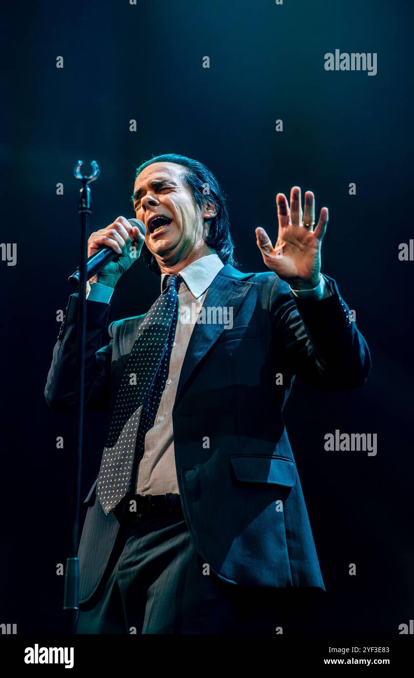 Leeds, Royaume-Uni. 2 novembre 2024. Le musicien et compositeur australien Nick Cave joue le premier concert britannique de la nouvelle tournée à Leeds First Direct Arena avec son groupe The Bad Seeds. Crédit : ernesto rogata/Alamy Live News Banque D'Images Leeds, Royaume-Uni. 2 novembre 2024. Le musicien et compositeur australien Nick Cave joue le premier concert britannique de la nouvelle tournée à Leeds First Direct Arena avec son groupe The Bad Seeds. Crédit : ernesto rogata/Alamy Live News Banque D'Images