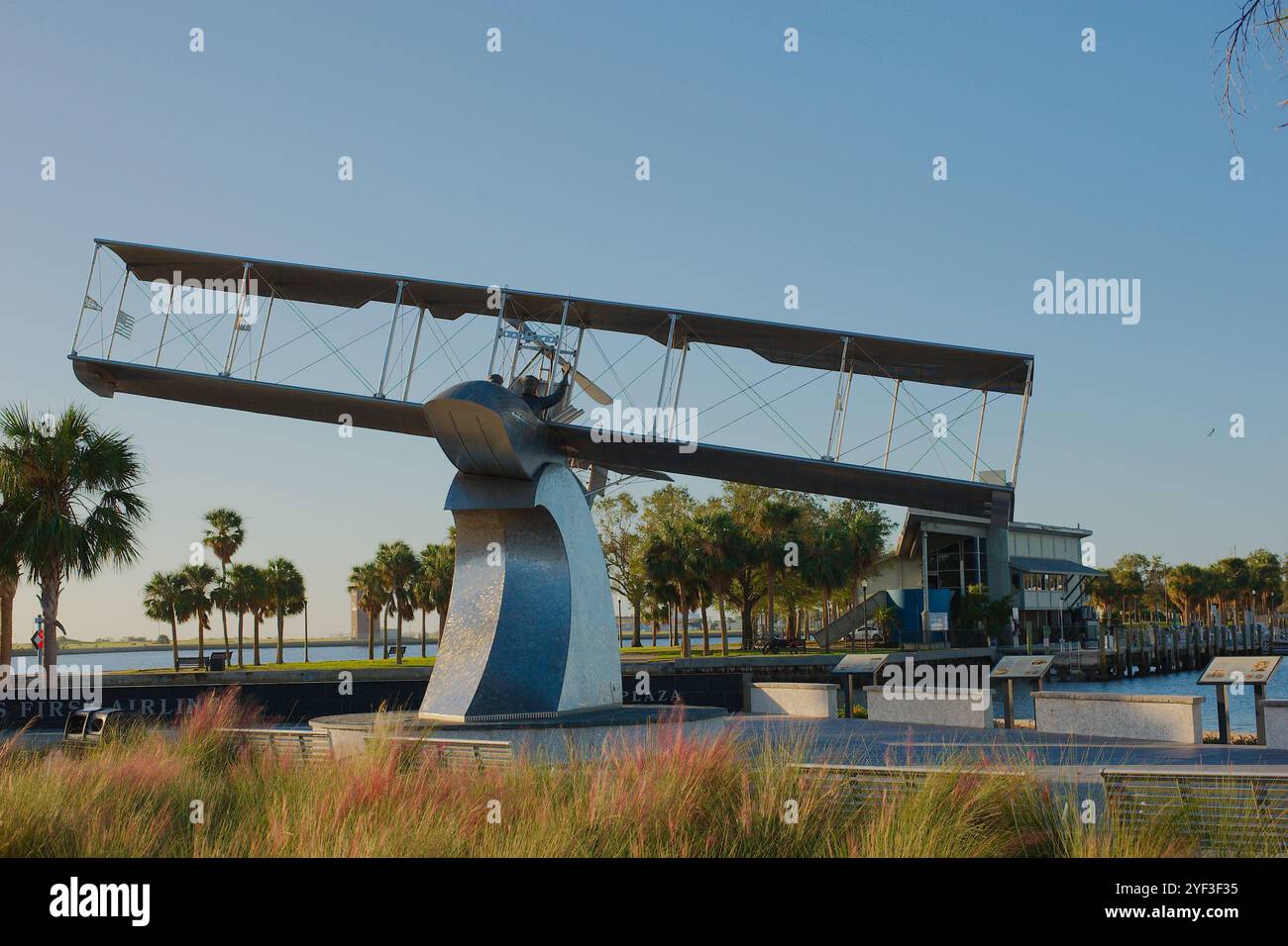 Usage éditorial seulement 29 novembre 2024, produit Petersburg Florida, USA. Bateau Marina à l'arrière. Soleil tôt le matin ciel bleu par une journée ensoleillée. “Premier vol” a Banque D'Images