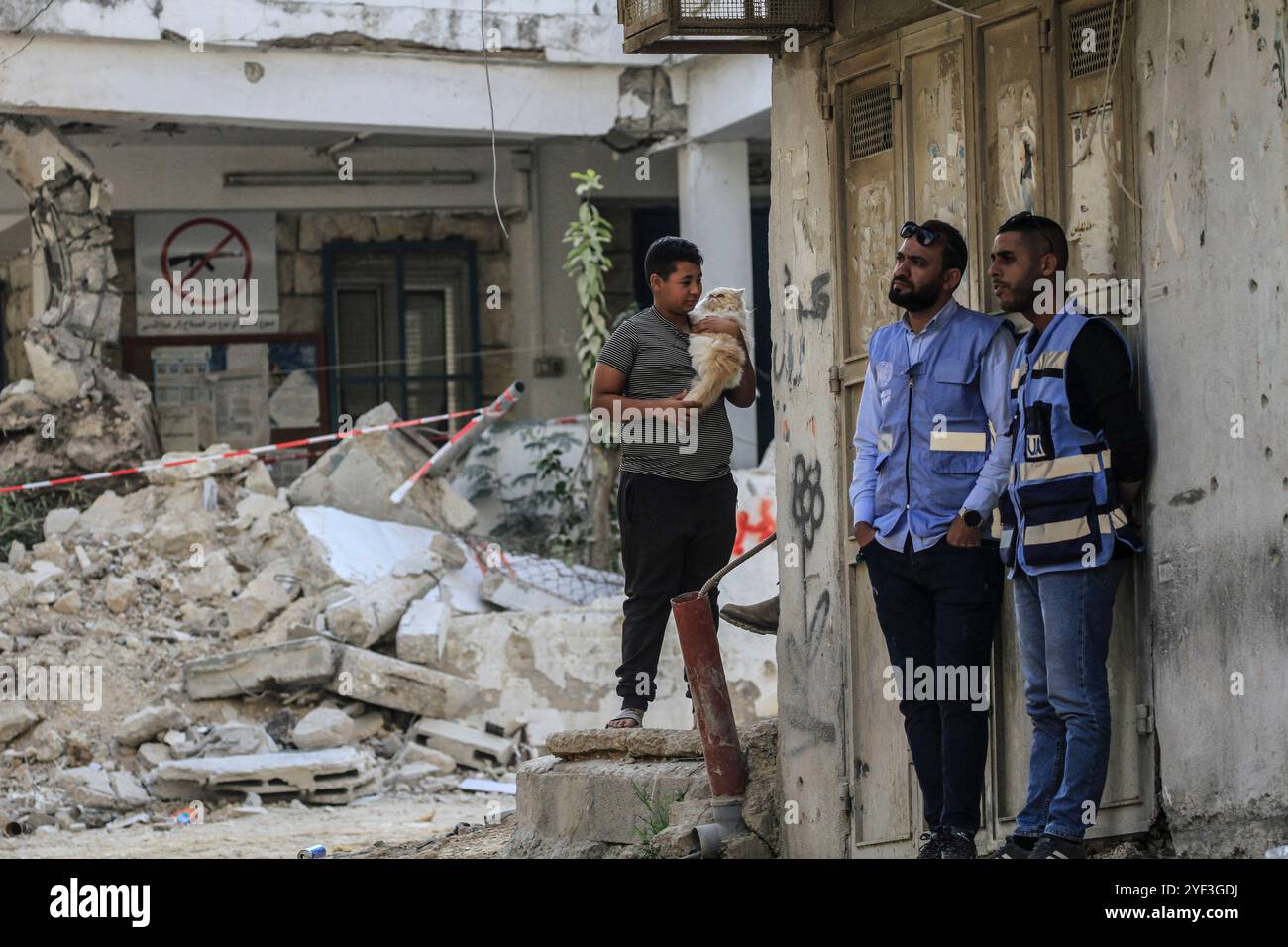 Tulkarm, Palestine. 02 novembre 2024. Un travailleur de l'ONU mène des travaux de réhabilitation à proximité du siège endommagé de l'UNRWA de l'agence des Nations Unies pour les réfugiés palestiniens dans le camp de réfugiés de Nur Shams à l'est de Tulkarem en Cisjordanie occupée, après que les forces israéliennes ont démoli la plupart du bâtiment lors de leur dernier raid dans le camp. Crédit : SOPA images Limited/Alamy Live News Banque D'Images