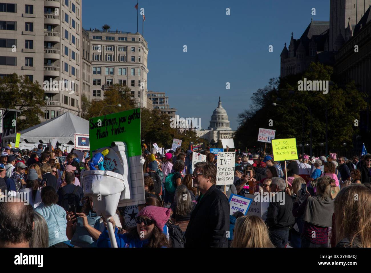 Washington DC, États-Unis. 2 Nov 2024. Quelques jours seulement avant les élections américaines, des milliers de manifestantes ont assisté à la marche des femmes en soutien à la vice-présidente Kamala Harris à Washington DC, aux États-Unis, le 2 novembre 2024. La Marche des femmes est un mouvement dirigé par les femmes qui défend un large éventail de questions, y compris l’antiracisme, le droit de vote, l’égalité salariale et la liberté reproductive. Crédit : Aashish Kiphayet/Alamy Live News Banque D'Images