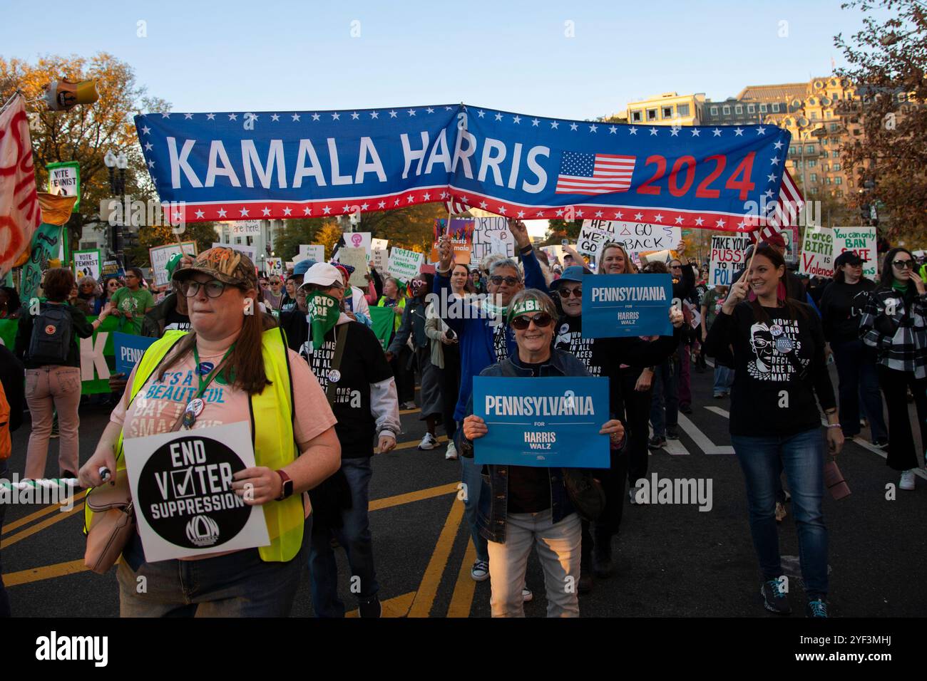 Washington DC, États-Unis. 2 Nov 2024. Quelques jours seulement avant les élections américaines, des milliers de manifestantes ont assisté à la marche des femmes en soutien à la vice-présidente Kamala Harris à Washington DC, aux États-Unis, le 2 novembre 2024. La Marche des femmes est un mouvement dirigé par les femmes qui défend un large éventail de questions, y compris l’antiracisme, le droit de vote, l’égalité salariale et la liberté reproductive. Crédit : Aashish Kiphayet/Alamy Live News Banque D'Images